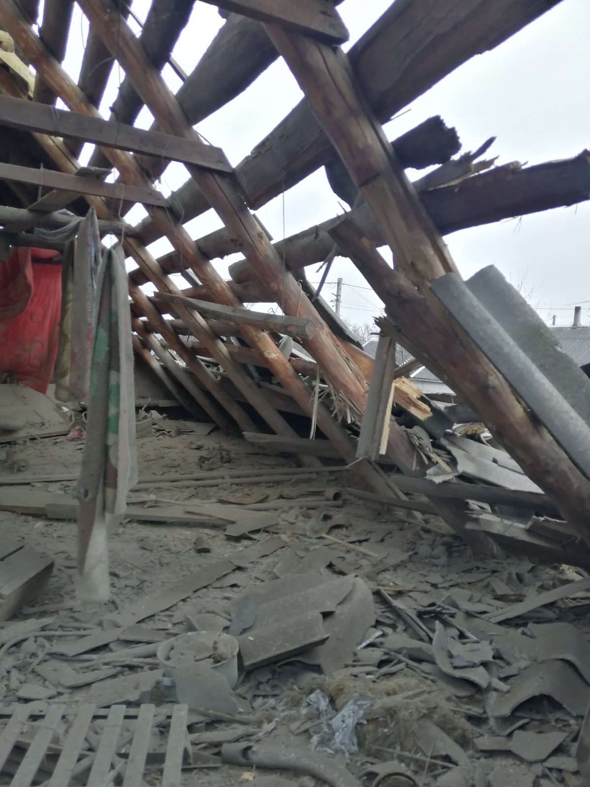 Пряме влучання снаряду зруйнувало житло родини з Херсону