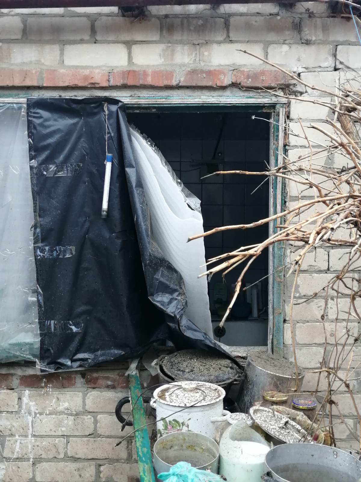 Пряме влучання снаряду зруйнувало житло родини з Херсону