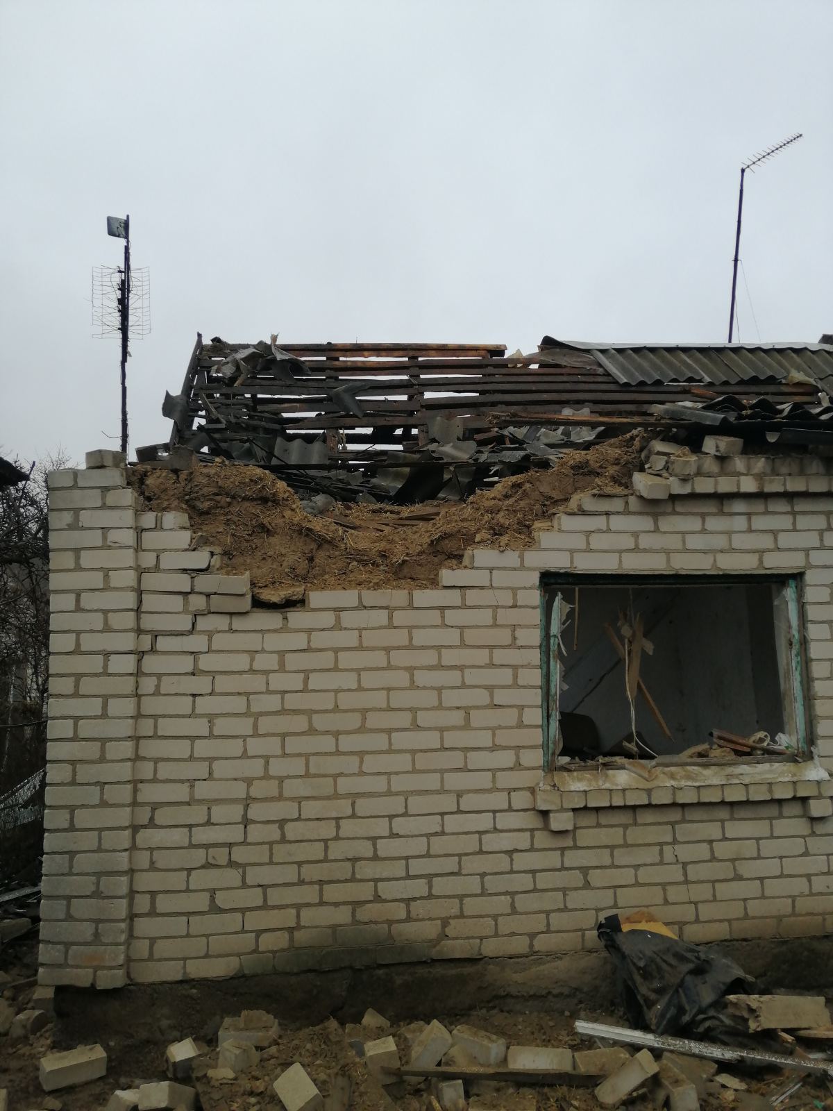 Пряме влучання снаряду зруйнувало житло родини з Херсону