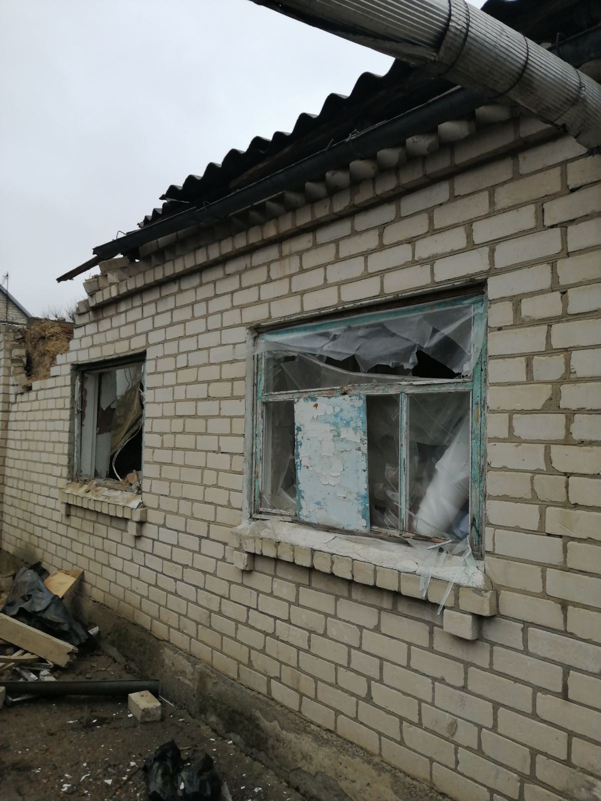 Пряме влучання снаряду зруйнувало житло родини з Херсону